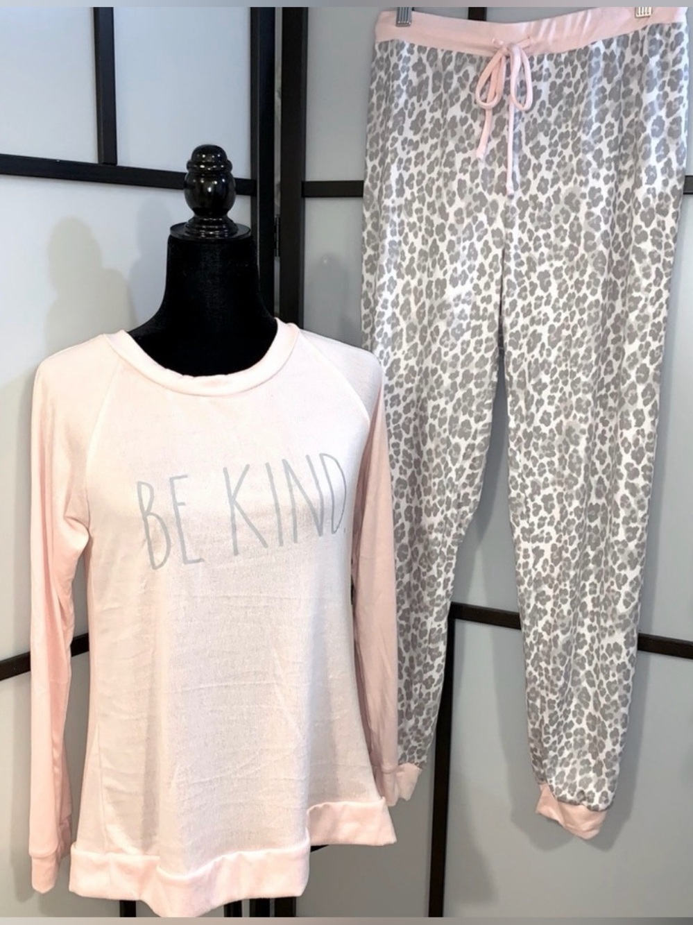 🆕WOT RAE DUNN 2-piece Pajamas ~ BE KIND~in Blush Pink & Soft Grey Animal Print - Picture 3 of 9